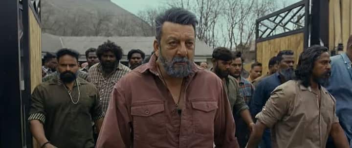 சீரியல் கில்லர் ஒருவன், கண்ணில் படும் நபர்களை எல்லாம் கொள்கிறான். நிறைய நபர்கள் செத்து மடிந்தாலும், தொடர்ந்து கொலை செய்து வருகிறான். அப்போது போலீஸ் ஆஃபிஸ் ஒருவர், அந்த சீரியல் கில்லரை கொல்ல முயற்சிக்கிறார். ஆனால், சீரியல் கில்லர், காவல் அதிகாரியை முந்திக்கொண்டு, அவரின் துப்பாக்கியை தன் வசம் ஆக்கி கொள்கிறான் என இண்ட்ரோ கொடுக்கப்படுகிறது.