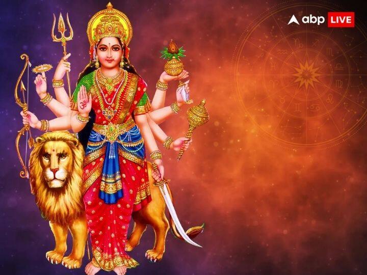 ऐसा माना जाता है कि नवरात्रि में केसरिया रंग की ध्वजा या केसरिया रंग का झंड़ा मंदिर में रखने से या मां को चढ़ाने से आपके घर में सुख-समृद्धि का वास होता है.