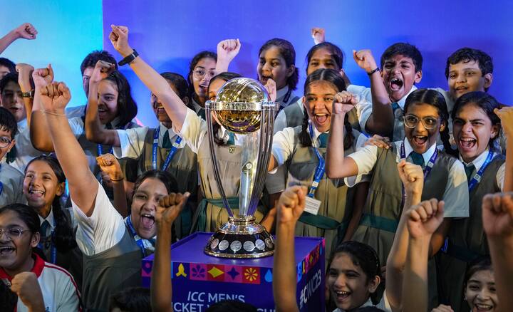 इस बार भारत वर्ल्ड कप की मेजबानी कर रहा है. यानी वर्ल्ड कप के सभी मैच भारत में अलग-अलग मैदानों पर खेले जाएंगे.