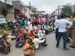 SBI ग्राहक सेवा केंद्र का संचालक लाखों की चपत लगाकर फरार, लोगों ने किया हंगामा