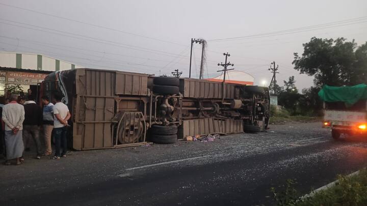 ट्रॅव्हल्स क्रमांक सी बी 19 - एफ 3366 ही  हैदराबाद येथून रायपूरला चालली होती.