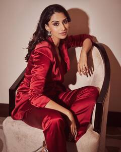 Meenakshi Chaudhary Photos : టాలీవుడ్ క్రేజీ హీరోయిన్ మీనాక్షి చౌదరి కొత్త ఫోటోలు 