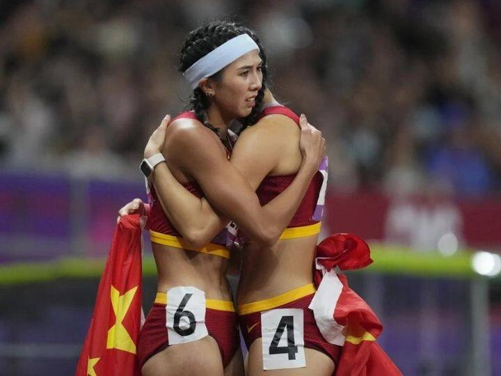 Asian Games 2023 china censored photograph of two Chinese hurdlers embracing after a race because their lane numbers China News: चीन ने अपने ही दो एथलीट्स की इस तस्‍वीर को क्‍यों कर दिया सेंसर? यहां जानिए असल वजह
