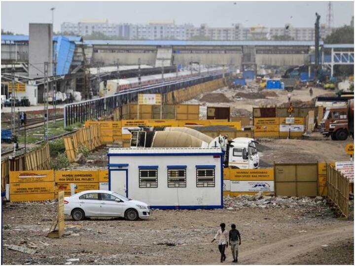 बुलेट ट्रेन परियोजना के अंतर्गत बनने वाले मार्ग में पहाड़ी इलाके में सात सुरंगें होंगी. जबकि एक सुरंग समुद्र के नीचे होगा. यह समुद्र के नीचे भारत का पहला सुरंग होगा.