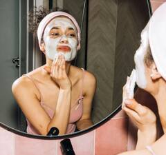 Skin Care Tips : उन्हात फिरल्याने त्वचा काळी पडली आहे का? 'हे'  स्किन केअर रूटीन फॉलो करा,चेहऱ्यावर दिसू लागेल ग्लो