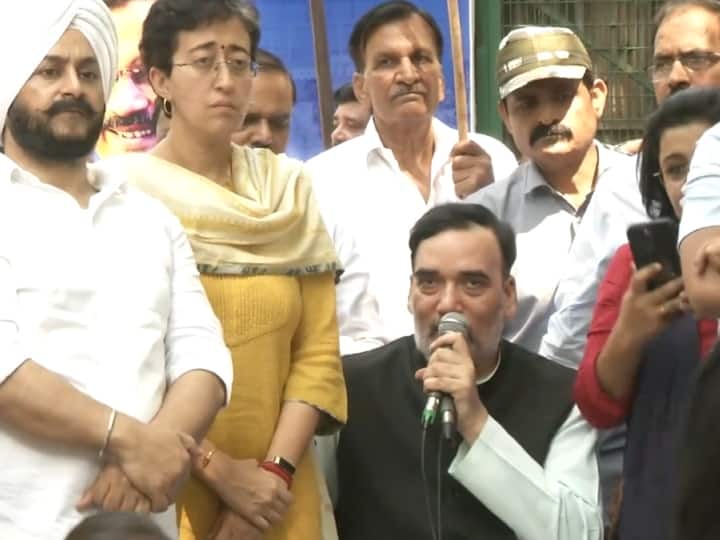 Sanjay Singh Arrested: संजय सिंह की गिरफ्तारी के खिलाफ AAP का हल्ला बोल, बीजेपी नेता पहुंचे राजघाट AAP Halla Bol protest today against Sanjay Singh arrest by ED, BJP leaders March at Rajghat Sanjay Singh Arrested: संजय सिंह की गिरफ्तारी के खिलाफ AAP का हल्ला बोल, बीजेपी नेता पहुंचे राजघाट