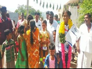 Madurai: சதுரங்க போட்டியில் தங்கப் பதக்கம் வென்ற அரசுப் பள்ளி மாணவி; மேளதாளங்கள் முழங்க உற்சாக வரவேற்பு