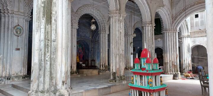 বাংলায় অধিকাংশ দুর্গাপুজোই (Durga Puja) চারদিন ধরে হয়। কিন্তু বর্ধমান রাজবাড়ির (Bardhaman Rajbari) একটি বিশেষত্ব রয়েছে। এখানে দশদিন ধরে পূজিতা হন দেবী দুর্গা।