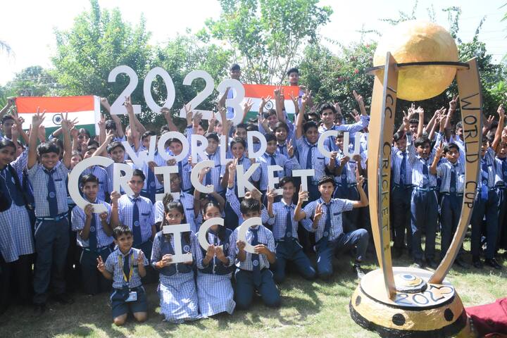 भारत की बात करें तो ये पहली बार होगा जब भारत अकेले वर्ल्ड कप की मेजबानी करेगा. इससे पहले बाकी देशों के साथ को-होस्ट बनकर भारत ने विश्वकप की मेजबानी की थी.