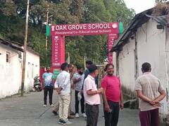 मसूरी में रेलवे की भूमि पर किये कब्जों को लेकर रेलवे की कार्रवाई जारी, 17 लोगों को थमाया नोटिस