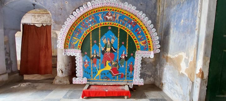 মহালয়ার পরেরদিন থেকেই বর্ধমান রাজবাড়ির মন্দিরে শুরু হয় দুর্গাপুজো। প্রাচীন আমল থেকেই এই রীতি চলে আসছে।