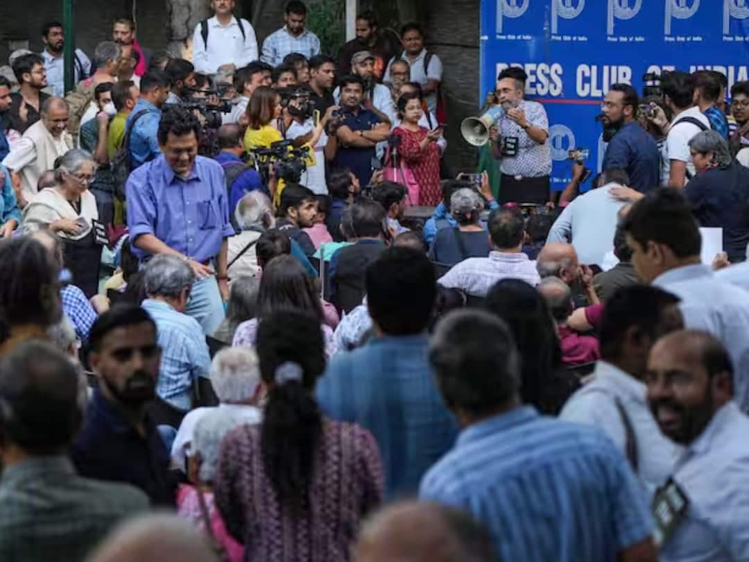 Press Groups Write To CJI In Wake Of NewsClick Raids NewsClick Raids: భయంతో పనిచేయాల్సి వస్తోంది- సీజేఐకి జర్నలిస్టుల లేఖ