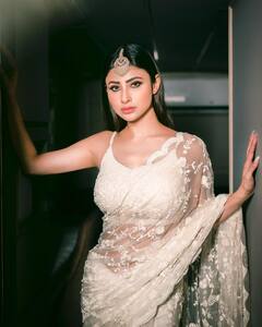 Mouni Roy Photo: વ્હાઈટ સાડી અને સ્લીવલેસ બ્લાઉઝમાં પરી લાગી મૌની રોય