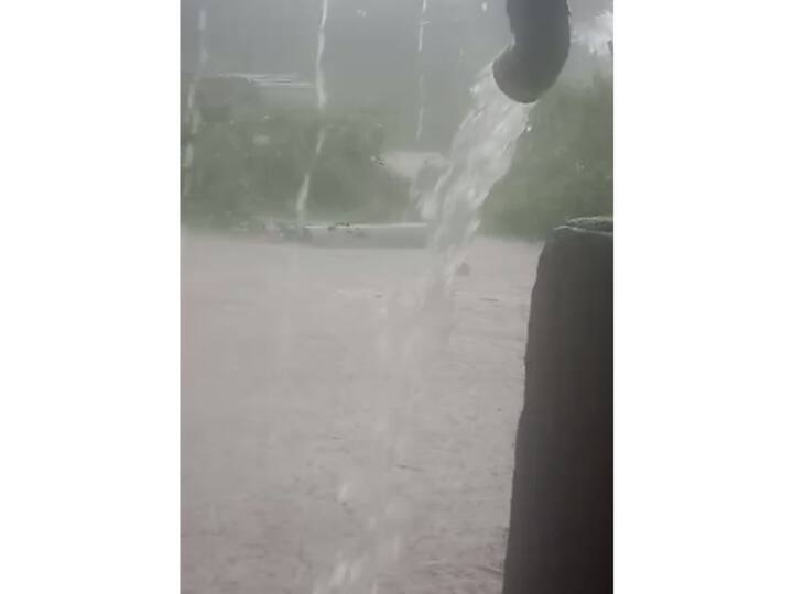 त्यामुळे गावातील चौकातून सुद्धा पाणी वाहू लागले.