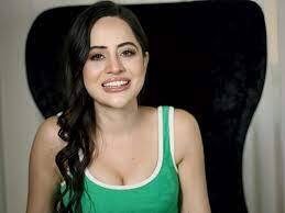 ਅਦਾਕਾਰਾ ਆਪਣੀ ਡਰੈਸਿੰਗ ਸੈਂਸ ਦੇ ਨਾਲ-ਨਾਲ ਆਪਣੇ ਬਿਆਨਾਂ ਨੂੰ ਲੈ ਕੇ ਸੁਰਖੀਆਂ 'ਚ ਬਣੀ ਰਹਿੰਦੀ ਹੈ। ਉਰਫੀ ਨੂੰ ਲੈ ਕੇ ਹੁਣ ਖਬਰ ਆਈ ਹੈ ਕਿ ਅਜੀਬੋ-ਗਰੀਬ ਕੱਪੜੇ ਪਹਿਨੇ ਨਜ਼ਰ ਆਈ ਅਦਾਕਾਰਾ ਘਰ 'ਚ ਬਿਨਾਂ ਕੱਪੜਿਆਂ ਦੇ ਰਹਿੰਦੀ ਹੈ ਅਤੇ ਇਸ ਗੱਲ ਦਾ ਖੁਲਾਸਾ ਖੁਦ ਉਰਫੀ ਨੇ ਕੀਤਾ ਹੈ।