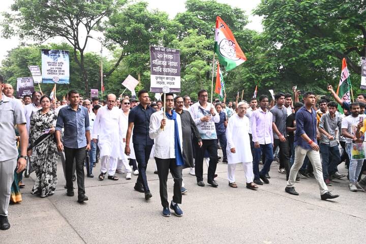 এদিন তৃণমূলের রাজভবন অভিযানে দেখা গিয়েছে অধ্যাপকদের একটি অংশ এবং প্রাক্তন উপাচার্যদেরও।