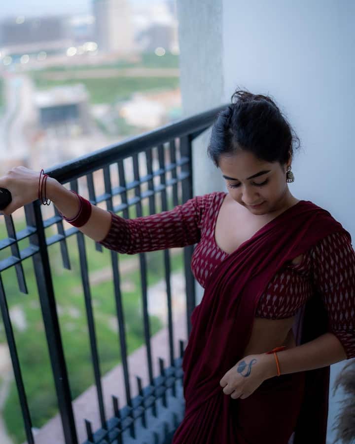 శారీ కట్టిన దీప్తి సునైనా చేతి మీద, మెడపై ఉన్న టాటూలు చూపించారు. (Image Courtesy : deepthi_sunaina / Instagram)