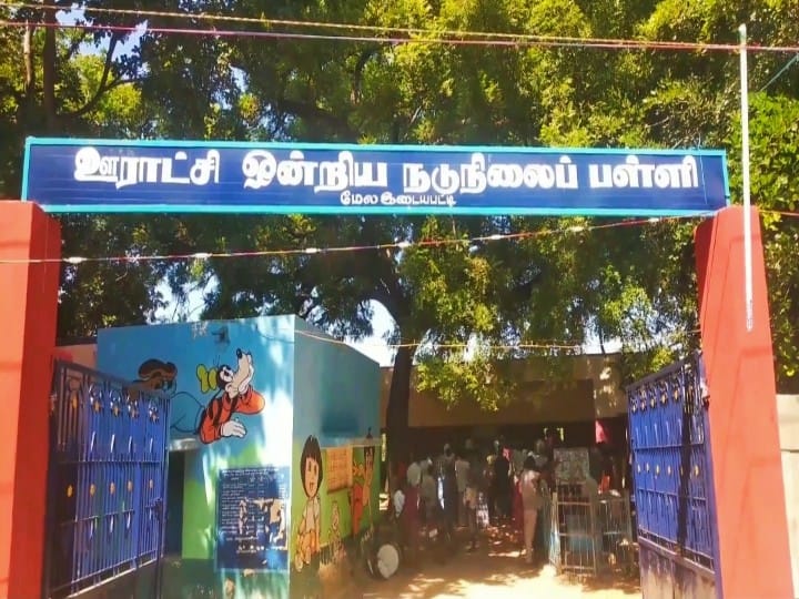 Madurai: சதுரங்க போட்டியில் தங்கப் பதக்கம் வென்ற அரசுப் பள்ளி மாணவி; மேளதாளங்கள் முழங்க உற்சாக வரவேற்பு