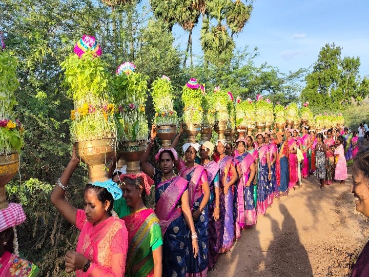 மானாமதுரை நாச்சாண்டியம்மன் கோயிலில் விவசாயம் செழிக்க முளைப்பாரி உற்சவ விழா