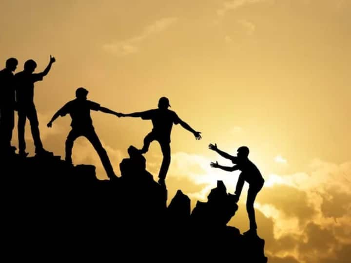 जर तुमचा जन्म ऑक्टोबरमध्ये झाला असेल, तर तुमची लोकांशी खूप लवकर मैत्री होते आणि आपोआप पुढे जाऊन त्यांच्याशी बोलता. असे लोक खूप आशावादी असतात