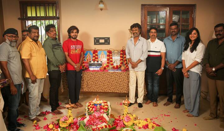 நேற்று நடைப்பெற்ற பூஜையில், ரஜினி, மஞ்சு வாரியர் மற்றும் படக்குழுவில் சிலர் பங்குபெற்றனர். இவர்களுடன் தொகுப்பாளர் ரக்‌ஷனும் இருந்தார்.