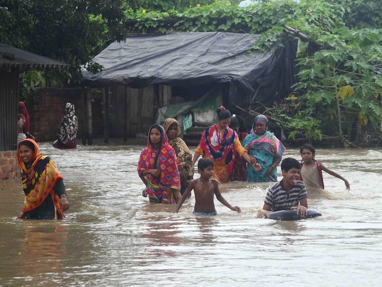 North West Bengal Flash Flood Teesta River Mamata Banerjee Takes Stock Situation 10000 People Rescued Kept In 190 Relief Camps West Bengal Floods: 10,000 People Rescued Kept In 190 Relief Camps, Governor To Visit Affected Areas