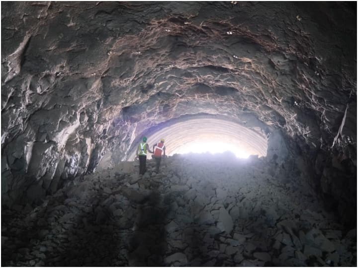 सुरंग के आकार की बात करें तो 350 मीटर लंबी सुरंग का व्यास 12.6 मीटर और ऊंचाई 10.25 मीटर है. इसका आकार घोड़े के नाल जैसा है.