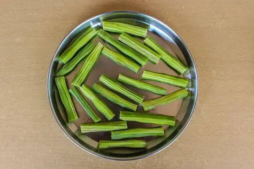 முருங்கை மரத்தில் இருக்கும் முருங்கை இலை, முருங்கைக்காயில் பல நன்மைகள் நிறைந்துள்ளது.