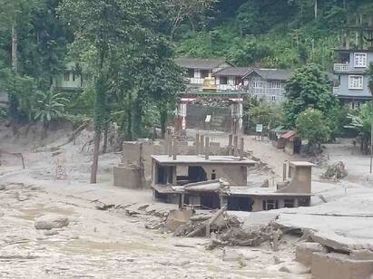 Sikkim Flood 14 dead 22 jawans among 102 missing 3000 tourists stranded Sikkim Flood: புரட்டி போட்ட கனமழை: நிலைகுலைந்து போன சிக்கிம்... உயிரிழப்பு 14 ஆக அதிகரிப்பு