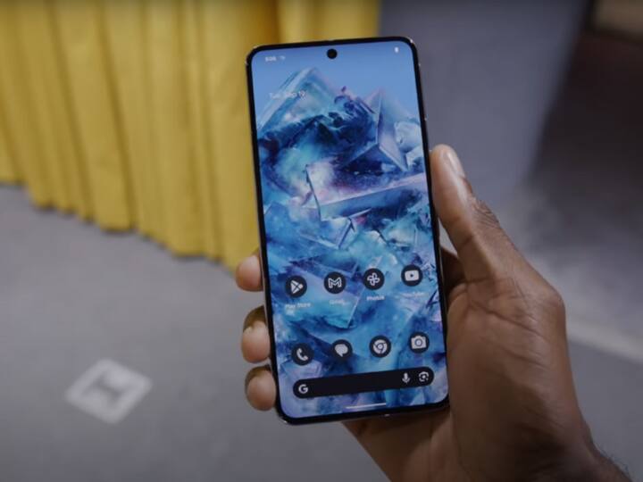 पिक्सल 8 में आपको 4,575 एमएएच की बैटरी मिलती है जबकि पिक्सल 8 प्रो में 5050 एमएएच की बैटरी दी गई है. बेस वेरिएंट में आपको 8GB रैम और प्रो मॉडल 12GB रैम गूगल के नए Tensor G3 चिपसेट के साथ मिलती है.