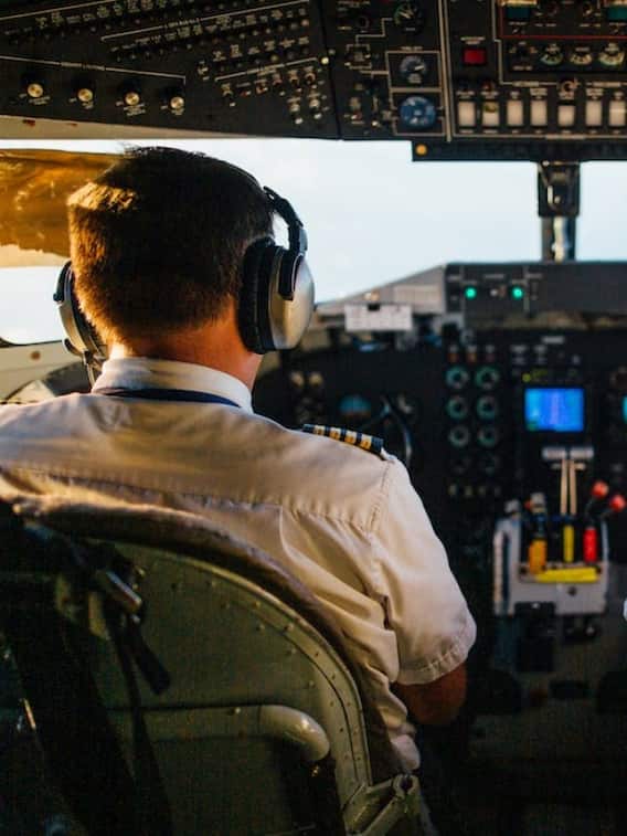 अगर उड़ते विमान में पायलट सो जाए तो क्या होगा?