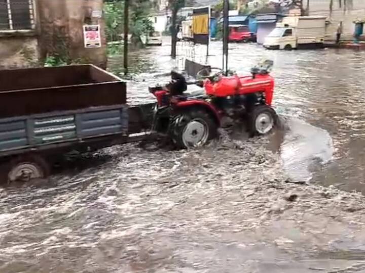Kolhapur : शियेला लागून असलेल्या कसबा बावड्यातही ढगफुटीसदृश्य पाऊस झाला. कोल्हापूर शहर, उपनगरांमध्येही पाऊस झाला. खड्ड्यातील रस्त्यांमुळे वाहनधारकांची चांगलीच कसरत झाली.