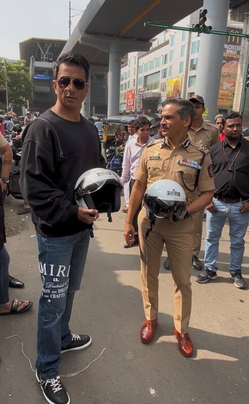 सोनू सूद हेल्मेट घेऊन अवतरला रस्त्यावर...