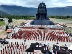 1,200 கலைஞர்கள் பங்கேற்ற பிரம்மாண்ட கும்மியாட்டம்... தமிழ் பாரம்பரியத்தை மீட்கும் ஈஷா கிராமோத்சவம்!