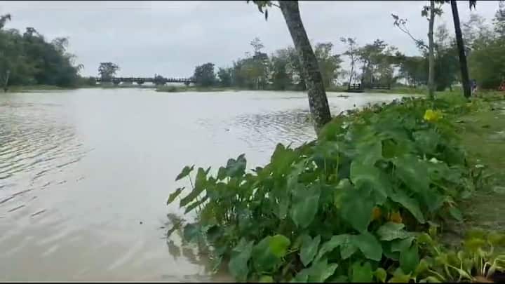 ব্যারাজ থেকে জল ছাড়লে আরও কতটা দুর্ভোগ পোহাতে হবে, তা ভেবেই পাচ্ছেন না তিস্তা পাড়ের বাসিন্দারা।