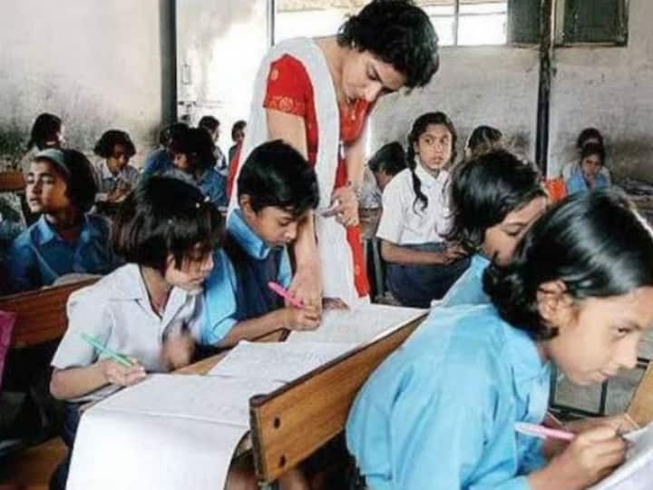 Bihar Niyojit Shikshak Will Become State Employed Teachers in Bihar Know About Exam Salary Niyamawali 2023 Bihar Niyojit Shikshak: बिहार के नियोजित शिक्षक बनेंगे राज्यकर्मी, तीन बार दे सकेंगे परीक्षा, सैलरी नियम सब कुछ जानिए