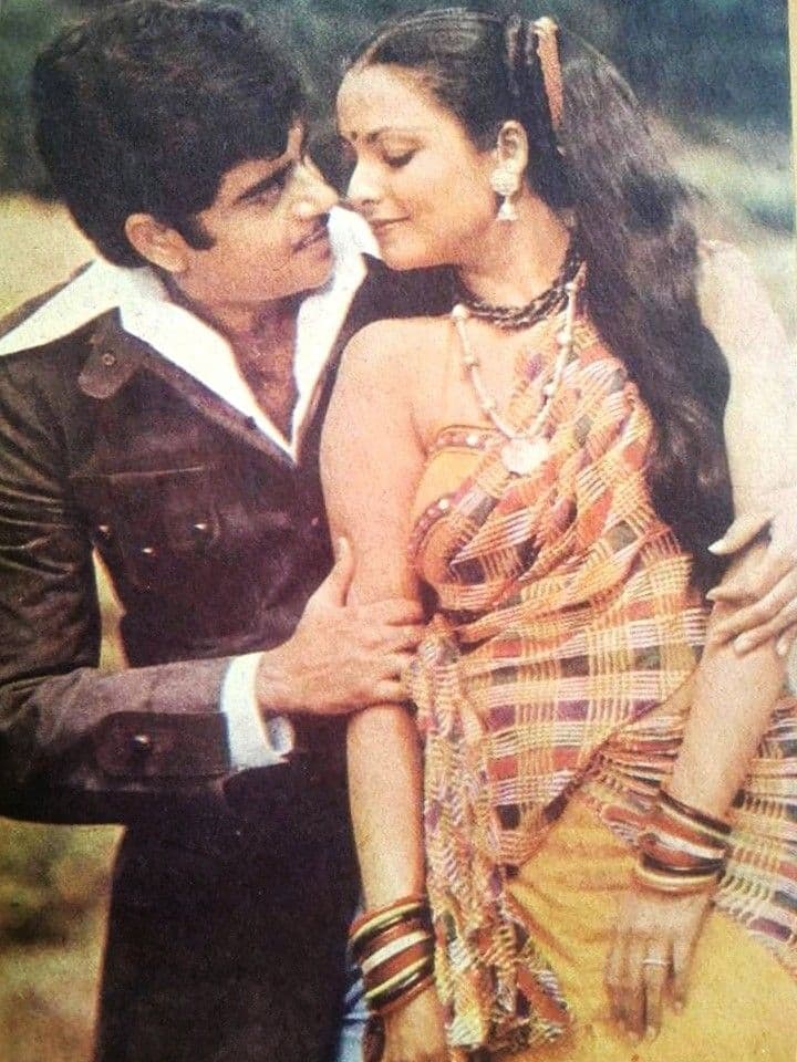 इसके बाद शत्रुघ्न सिन्हा ने रेखा के बर्थडे पर एक ट्वीट भी किया था. जिसमें उन्होंने लिखा था कि, “वो सिर्फ मेरी पत्नी के साथ अपना जन्मदिन ही शेयर नहीं करती हैं बल्कि उन्होंने हमारे होम प्रोडक्शन की फिल्म “आज फिर जीने की तमन्ना है” में उत्कृष्ट और शानदार प्रदर्शन भी किया है. हालांकि फिल्म अभी रिलीज नहीं हो पाई है. हमेशा स्वस्थ और कामयाब रहे.”