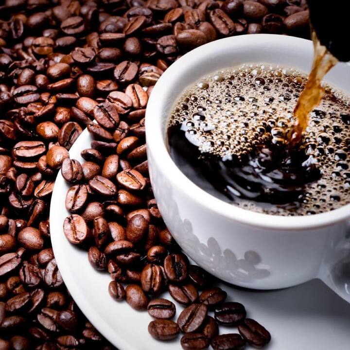 ਕੌਫੀ ਸਕਿਨ ਦੇ ਮਰੇ ਹੋਏ ਸੈੱਲਾਂ ਨੂੰ ਹਟਾਉਣ ਦਾ ਕੰਮ ਕਰਦੀ ਹੈ। ਇਸ ਨਾਲ ਚਿਹਰੇ ‘ਤੇ ਕੁਦਰਤੀ ਚਮਕ ਆਉਂਦੀ ਹੈ।