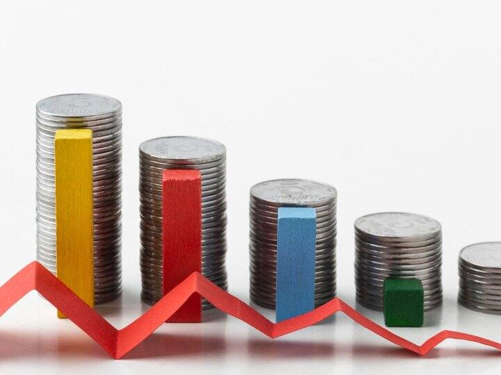 वर्ल्ड ऑफ स्टैटिस्टिक्स के आंकड़े के मुताबिक, स्विट्जरलैंड की अर्थव्यवस्था सबसे ज्यादा स्थिर है, जिसकी जीडीपी 800 बिलियन डॉलर है. वहीं दूसरे नंबर पर यूएई है और इसकी जीडीपी 415 अरब डॉलर है. कनाडा तीसरे नंबर पर है.