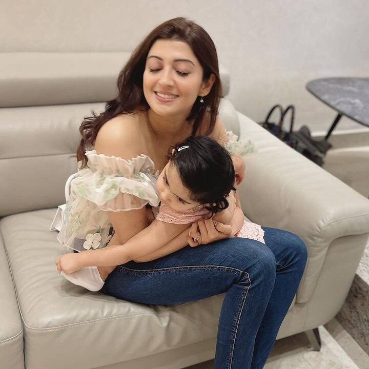 సినిమాలలో ఛాన్స్ లు తగ్గినా సోషల్ మీడియాలో యాక్టివ్ గా ఉంటోంది బాపుబొమ్మ. ఫ్యామిలీ పిక్స్ ఎప్పటికప్పుడు షేర్ చేస్తోంది