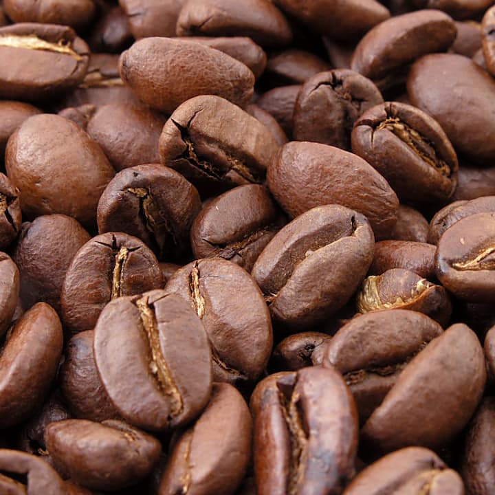 ਤੁਸੀਂ ਸਕਿਨ ਲਈ ਕੌਫੀ ਅਤੇ ਕੇਲੇ ਦੇ ਪੇਸਟ ਦੀ ਵਰਤੋਂ ਵੀ ਕਰ ਸਕਦੇ ਹੋ। ਇਸ ਦੇ ਲਈ ਕੇਲੇ ਦੇ ਪੇਸਟ ‘ਚ ਥੋੜ੍ਹਾ ਜਿਹਾ ਕੌਫੀ ਪਾਊਡਰ ਮਿਲਾਓ।