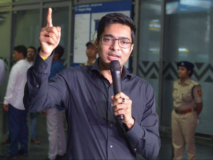TMC Leader Abhishek Banerjee started protest in front of Rajbhavan Kolkata कोलकाता में राजभवन के सामने अभिषेक बनर्जी का धरना, कहा- 'राज्यपाल जब तक 2 सवालों का जवाब नहीं देते यहीं बैठे रहेंगे...'