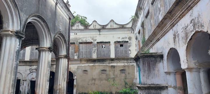 বর্ধমানের মহারাজার হাতেই তৈরি হয়েছিল লক্ষ্মীনারায়ণ জিউ-এর মন্দিরে। বলা হয়, একসময় পুজো দেখতে নানা জায়গা থেকে ভিড় জমাতেন বহু মানুষ। দামোদর পেরিয়ে আসতেন অনেকে, পায়ে হেঁটে-গরুর গাড়িতে করে এসে ভিড় জমত মন্দিরের আশপাশে।