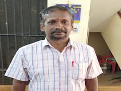 பள்ளி குழந்தைகளுக்கு பாலியல் தொல்லை - சீர்காழி அருகே ஆசிரியர் கைது