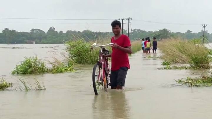 দুর্গাপুর ব্যারাজের ছাড়া জলে ভাসছে হুগলির খানাকুল। মুণ্ডেশ্বরী নদীর জল উপচে নতুন করে প্লাবিত একাধিক গ্রাম।