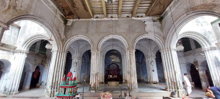 এক সময় লোকজন-পাইক-বরকন্দাজে গমগম করত এই রাজবাড়ি। বাহিরমহল-অন্দরমহলে নানা লোকজন। তুমুল ব্যস্ততা। আর এই ব্যস্ততা আরও বেড়ে যেত পুজো এলে। বর্ধমান রাজবাড়িতে তখন তিলধারণের জায়গা থাকত না। রাজবাড়ির পুজোর ইতিহাস নিয়ে এমনটাই বলেন পুরনো স্থানীয় বাসিন্দারা।