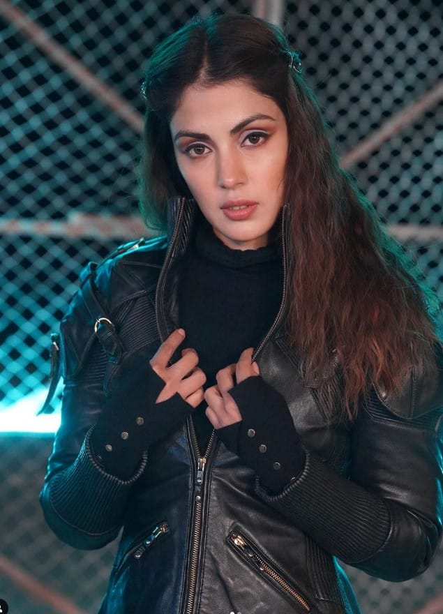 साल 2020 में सुशांत सिंह राजपूत केस में जेल जा चुकीं बॉलीवुड एक्ट्रेस रिया चक्रवर्ती भी ईडी के रडार पर थीं. रिया चक्रवर्ती पर सुशांत के घर वालों ने आरोप लगाया था कि उन्होंने एक्टर को ड्रग्स खरीदने में सहायता की थी. इस मामले में एनसीबी ने उन्हें गिरफ्तार किया था और करीब एक साल तक जेल में भी रहना पड़ा था.