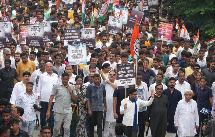 অভিষেক বন্দ্যোপাধ্য়ায়ের পূর্ব ঘোষণা মতোই বৃহস্পতিবার রাজভবন অভিযান করে তৃণমূল। পথে নামেন তৃণমূলের বিপুল সংখ্যক নেতা-কর্মী। নেতৃত্বে ছিলেন তৃণমূলের সর্বভারতীয় সাধারণ সম্পাদক অভিষেক বন্দ্যোপাধ্যায়।