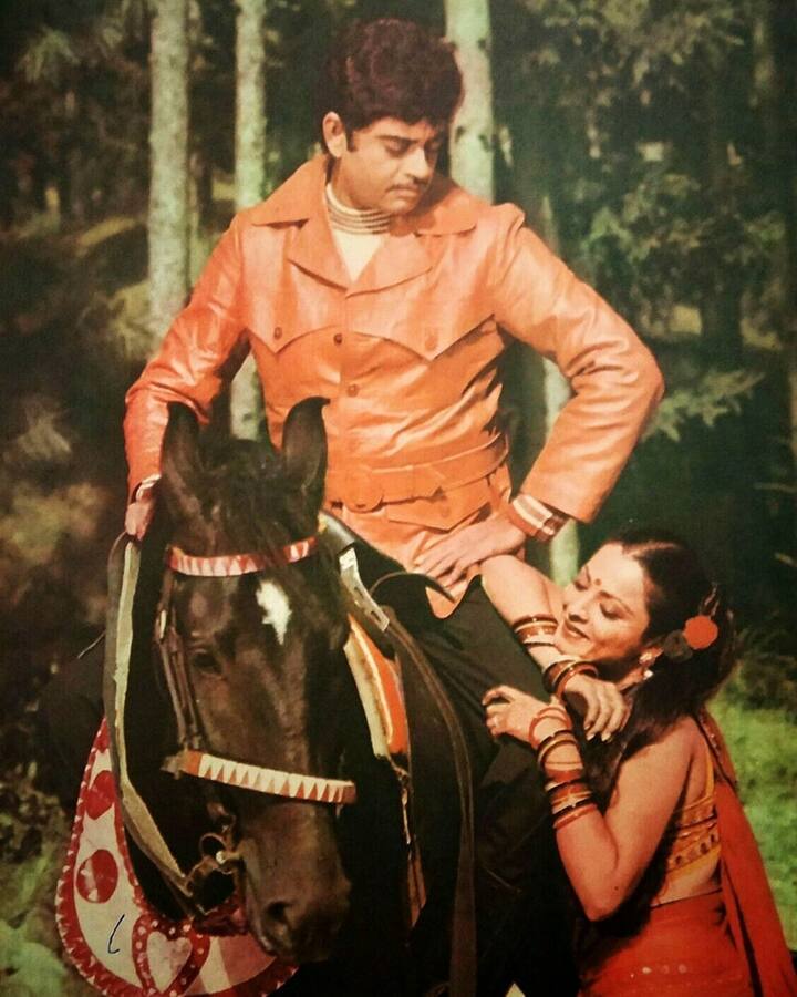 दरअसल ये किस्सा रेखा और शत्रुघ्न सिन्हा की एक फिल्म से जुड़ा हुआ है. जिसके सेट पर दोनों के बीच ऐसी कहा-सुनी हुई थी कि उन्होंने आपस में 23 साल कर एक-दूसरे से बात नहीं की थी. चलिए आपको बताते हैं पूरा मामला क्या है....