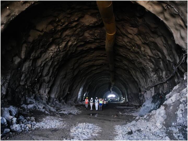 गुजरात (Gujarat) के वलसाड में बुलेट ट्रेन कॉरिडोर  में पहला पर्वतीय सुरंग बनाया गया है. इस सफलता की जानकारी   नेशनल हाईस्पीड रेल कोरपोरेशन लिमिटेड (NHSRCL) द्वारा दी गई जो इसके निर्माण कार्य़ की जिम्मेदारी देख रहा है.